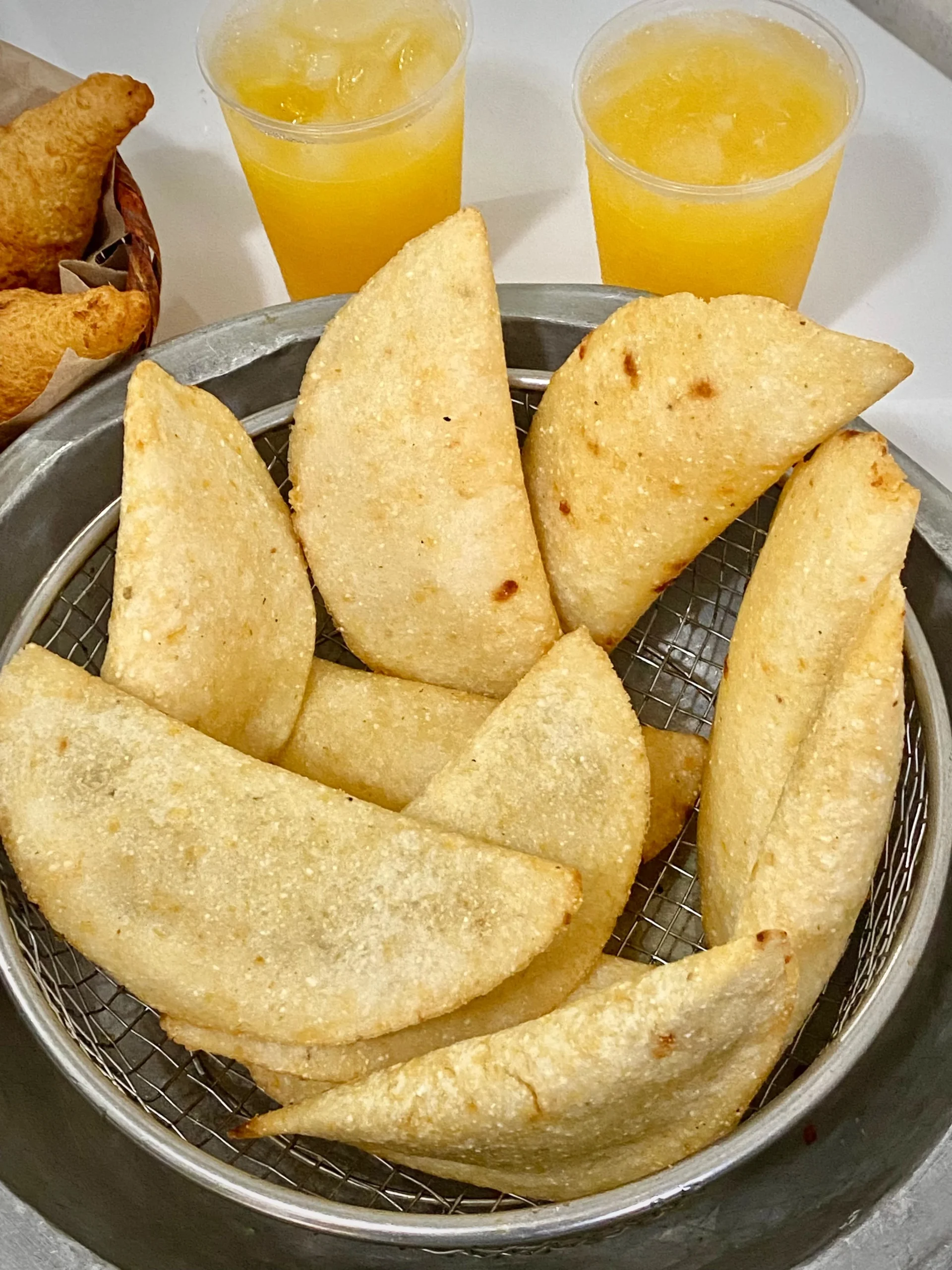 Tradicionales, rellenas de carne o pollo, con masa crujiente y sabor casero.